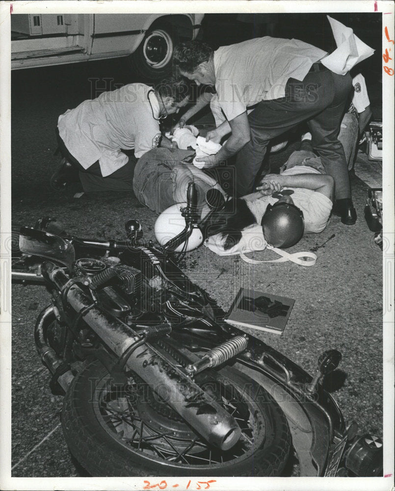 1975 Press Photo Bowman Partington motorcycle first aid - Historic Images