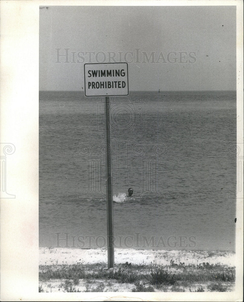 1971 Press Photo Lassing park Beach Swimmer Tampa Bay  - Historic Images
