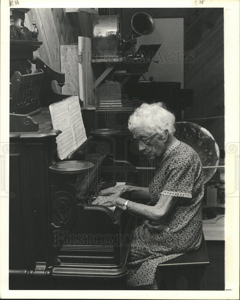 1981 Press Photo Jessie Bowdish Heritage park organ try - Historic Images