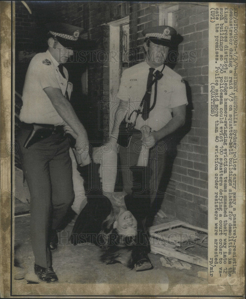 1974 Press Photo Sydney Police Carry Away Demonstrator - Historic Images