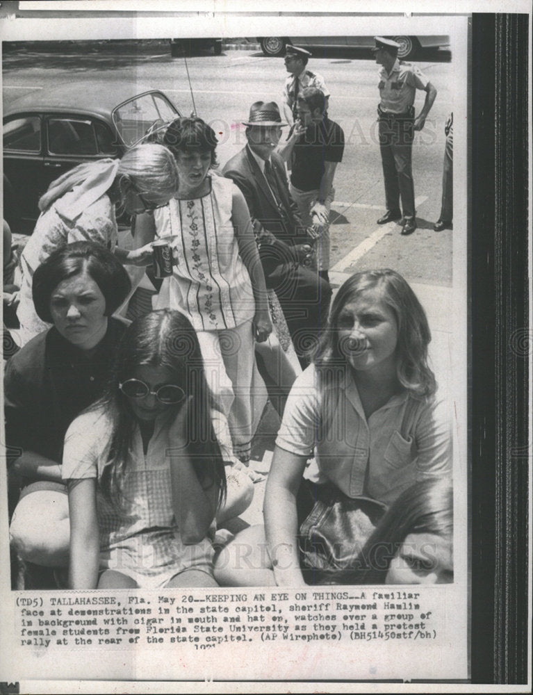 1971 Press Photo Sheriff Raymond Hamlin State Capitol  - Historic Images