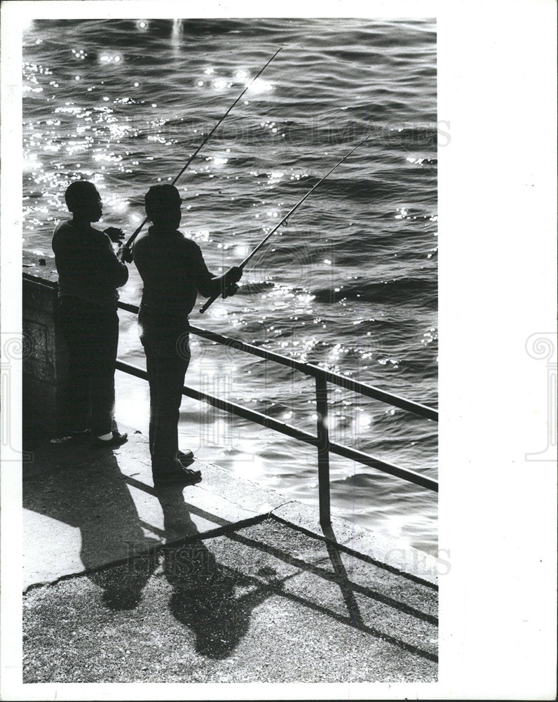 1988 Press Photo Fishing Off Florida Memorial Causeway  - Historic Images
