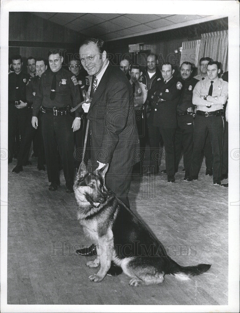 1972 Press Photo Attorney General Quinn King K9 Dog  - Historic Images