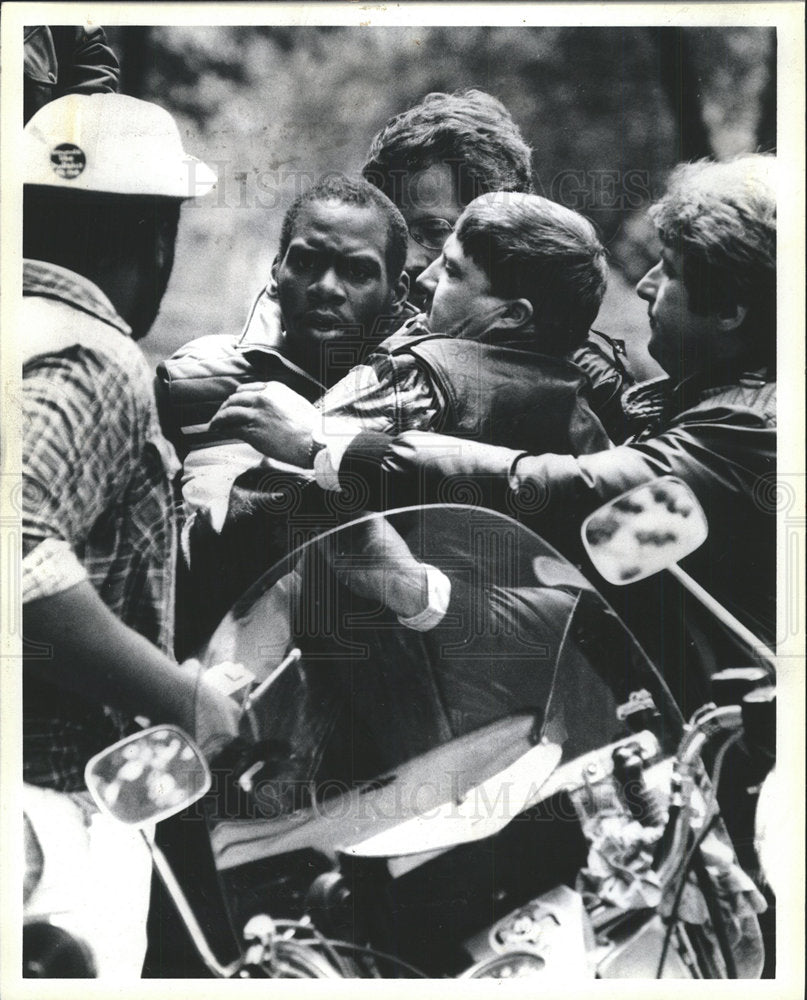 1984 Press Photo Police Arrests - Historic Images