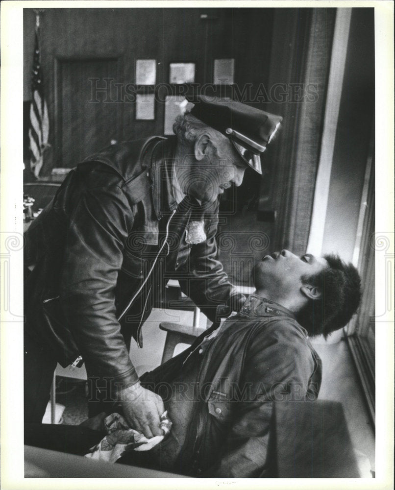 1985 Press Photo OFFICER JAKE MEGNIA - Historic Images