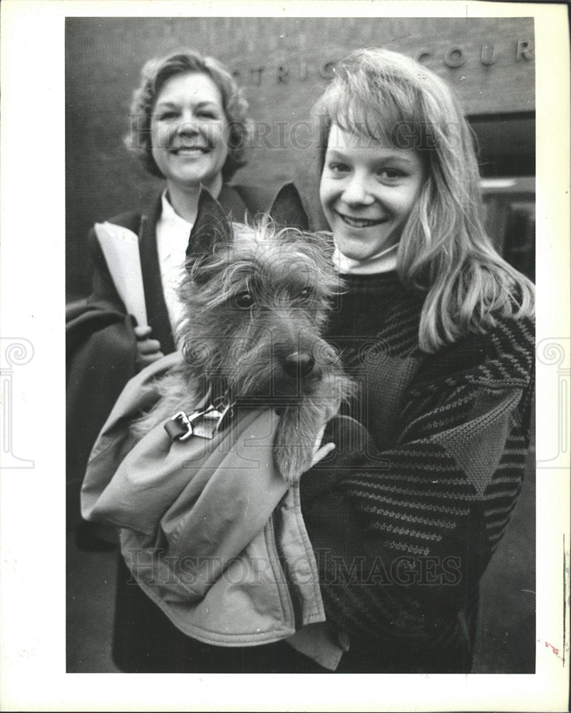 1990 Press Photo Girl Holding Her Dog In Front Of Court - Historic Images