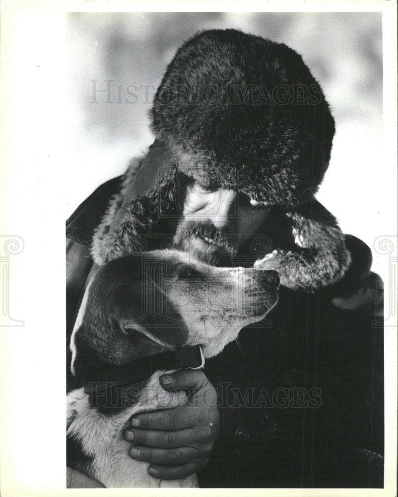 1987 Press Photo Lee Arsenault Dog Lady - Historic Images