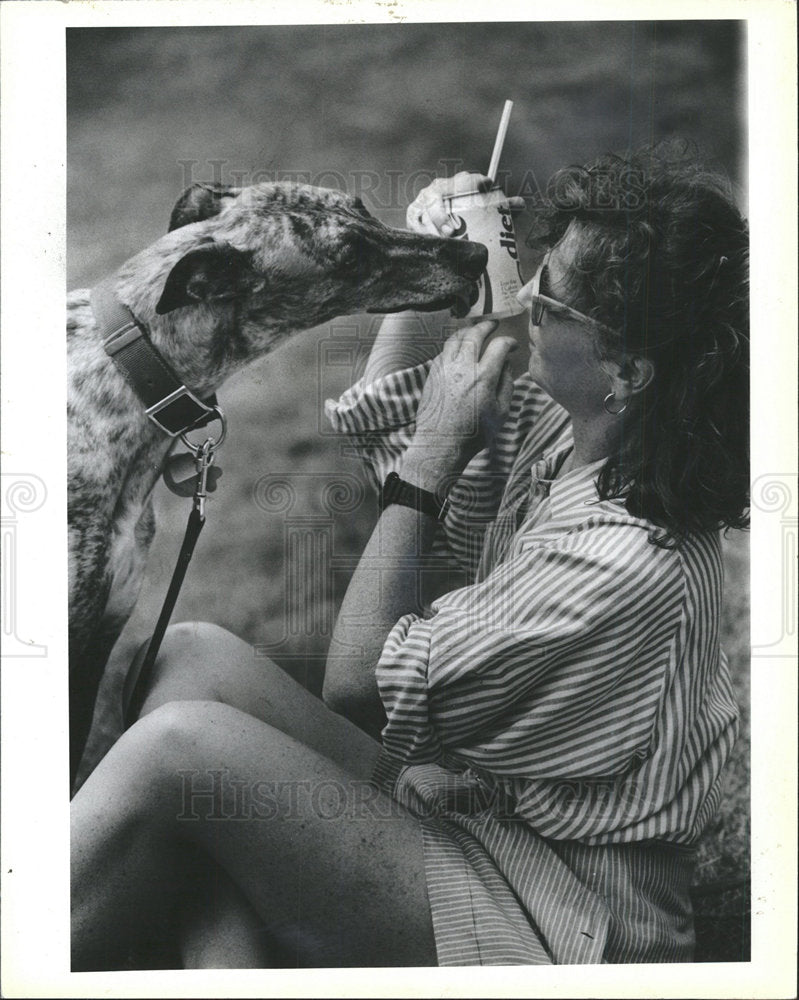 1989 Press Photo Joanne Leary Greyhound Linden Friends - Historic Images