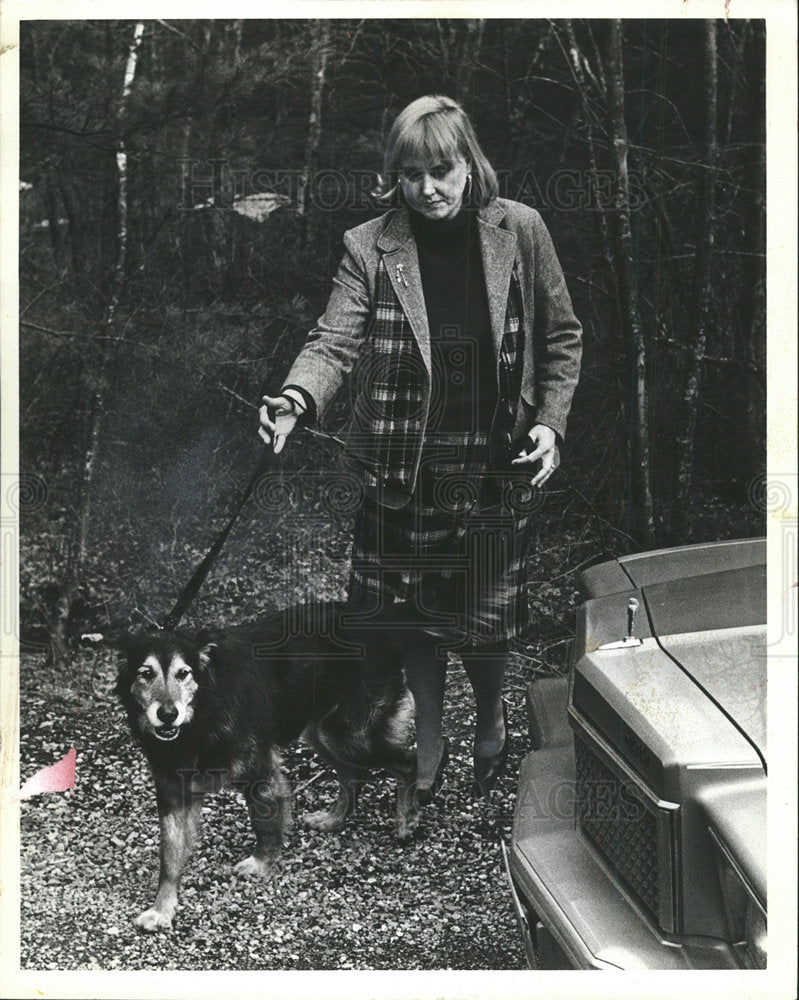 Press Photo Lady walks dog Prepare Card Ride - Historic Images