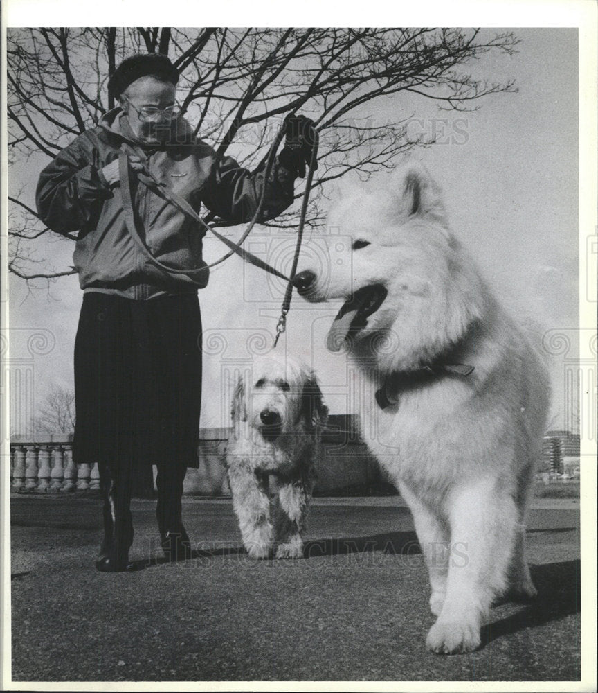 1989 Press Photo Woman Walking Two Dogs Bays Bubba - Historic Images