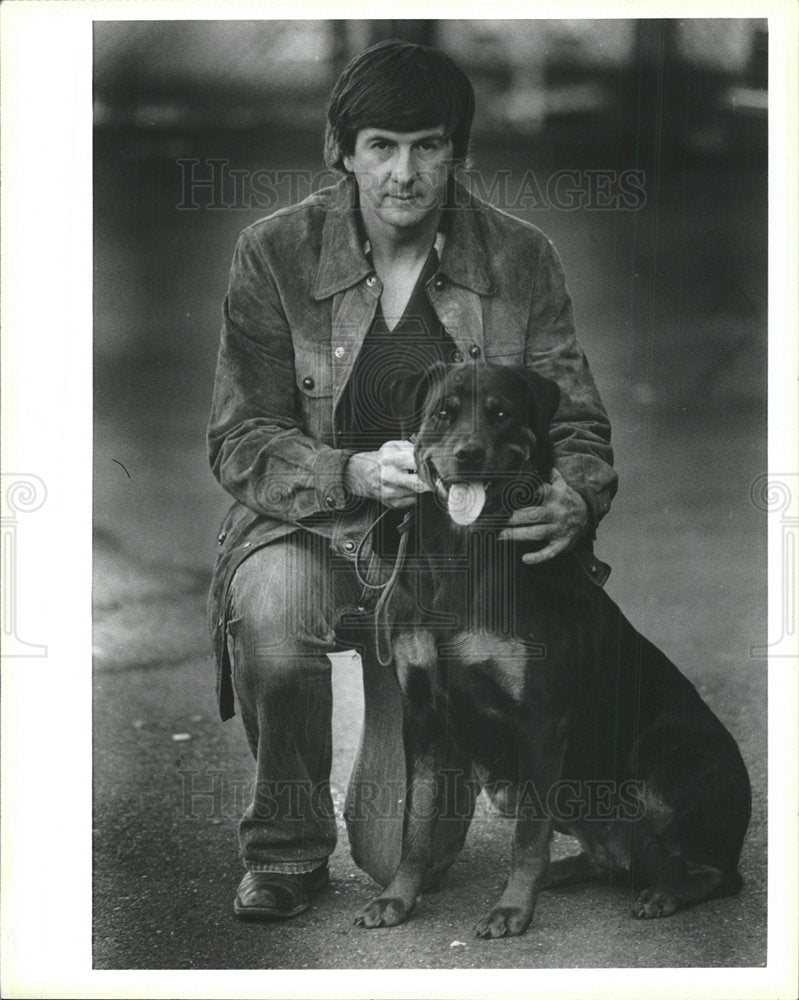 1985 Press Photo Trainer With Possible Stolen Dog - Historic Images