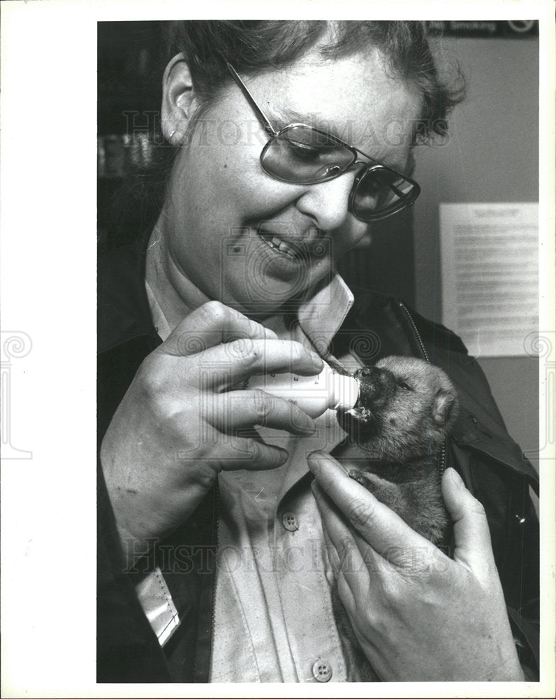 1995 Press Photo Animal Rescue Worker Feeding Puppy - Historic Images