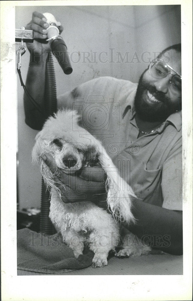 1988 Press Photo Vet Worker Grooming Dog Kennels - Historic Images
