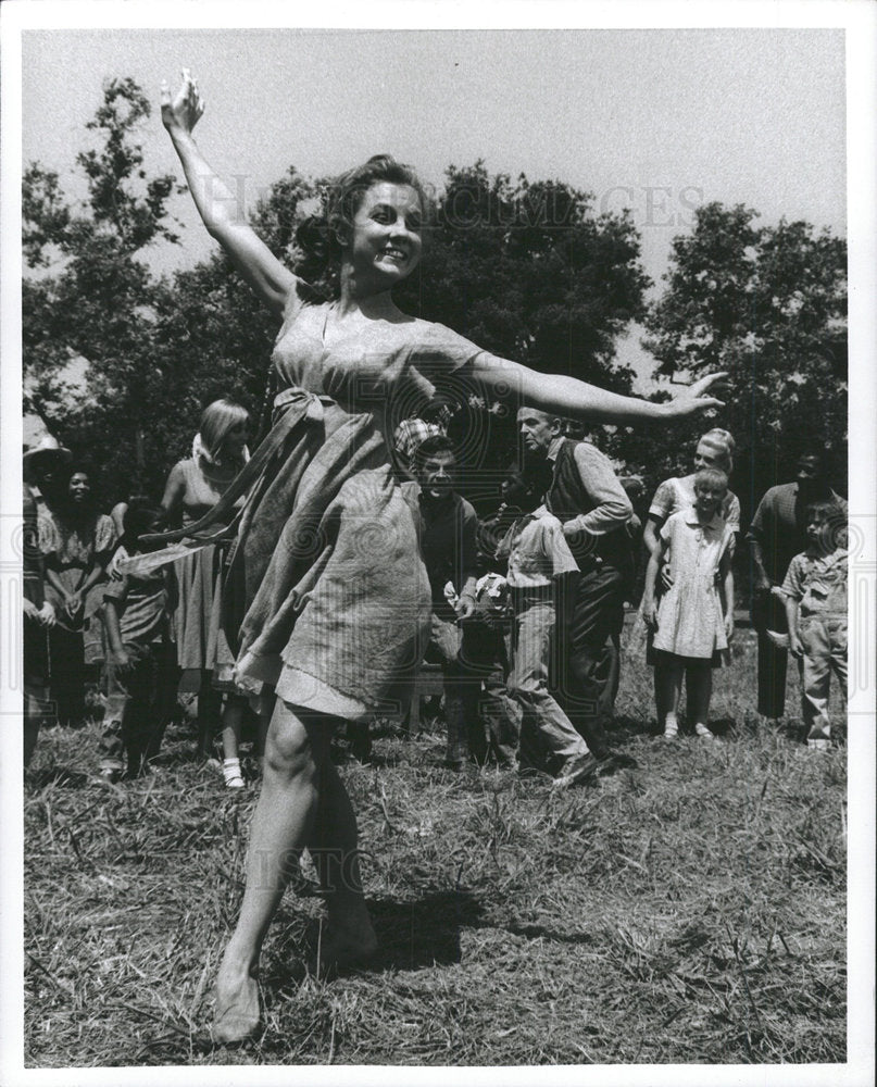 Press Photo Petula Clark Scene "Finian's Rainbow" - Historic Images