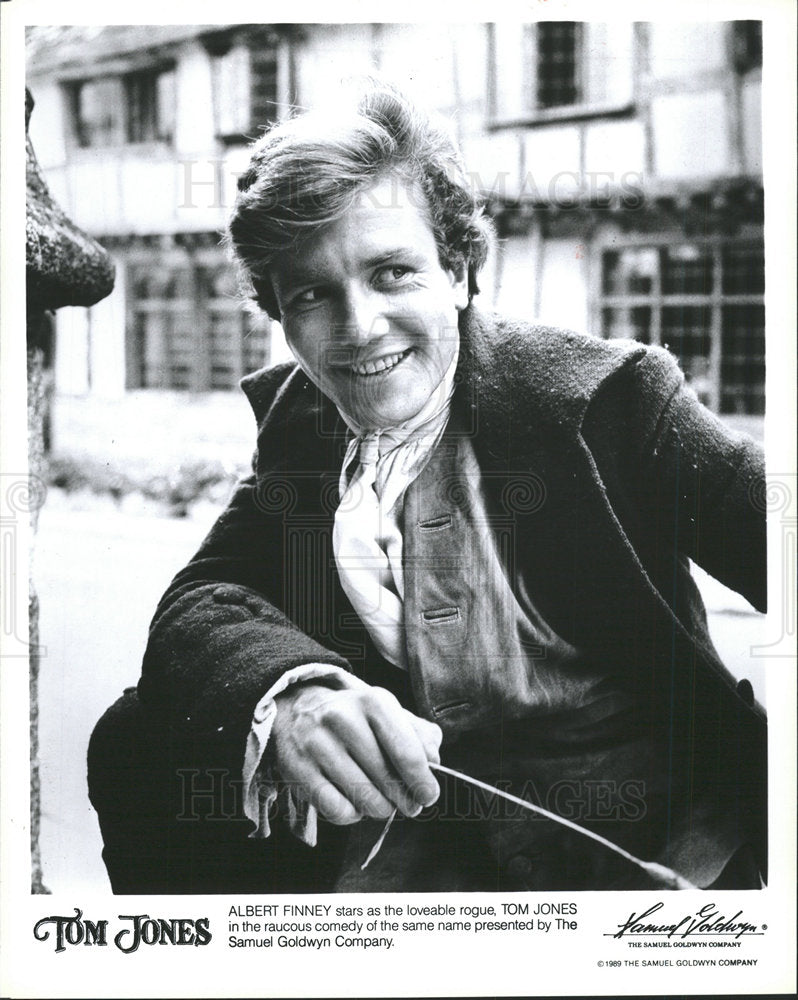 1989 Press Photo Tom Jones Film Actor Finney Smiling - Historic Images