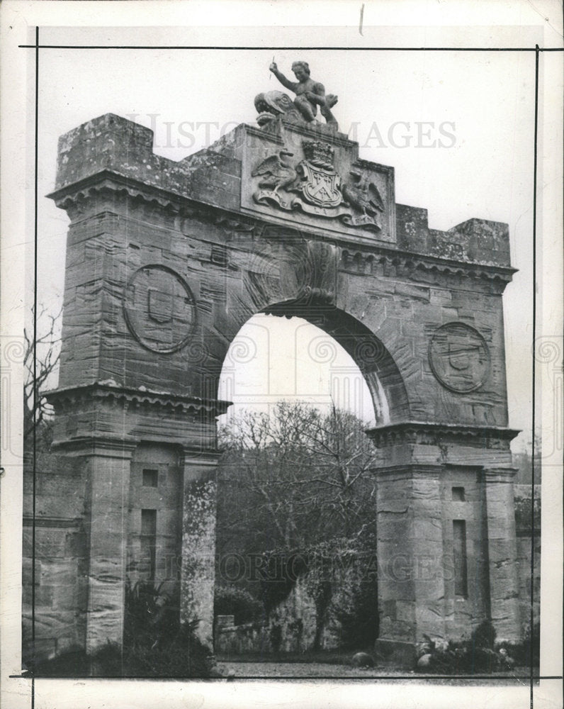 1945 Press Photo Arch Stands at Castle Gateway - Historic Images