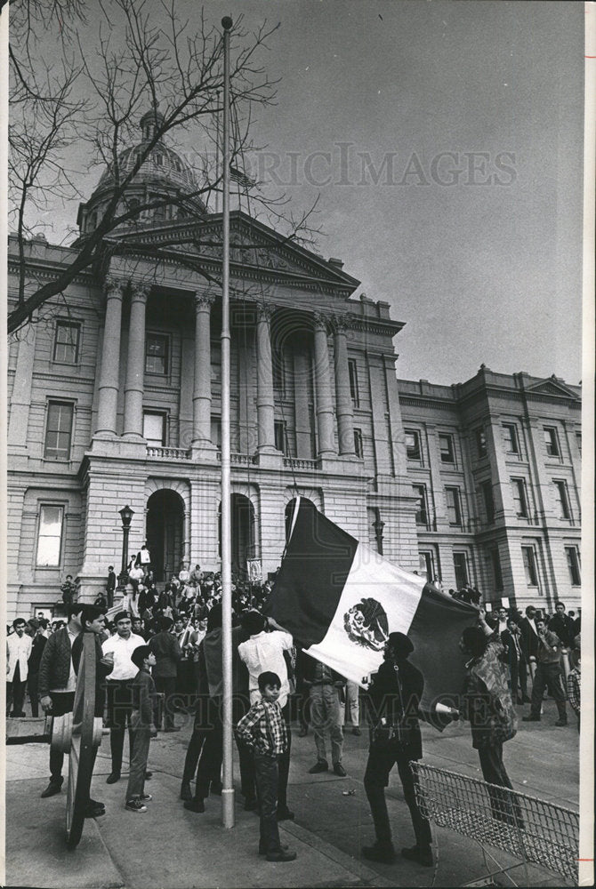 1969 Press Photo Flag of Mexico Attached to Capitol - Historic Images