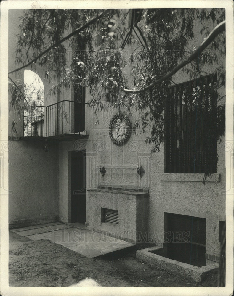 Press Photo Outdoor Shrine With Luca Della Robbia Plaqu - Historic Images