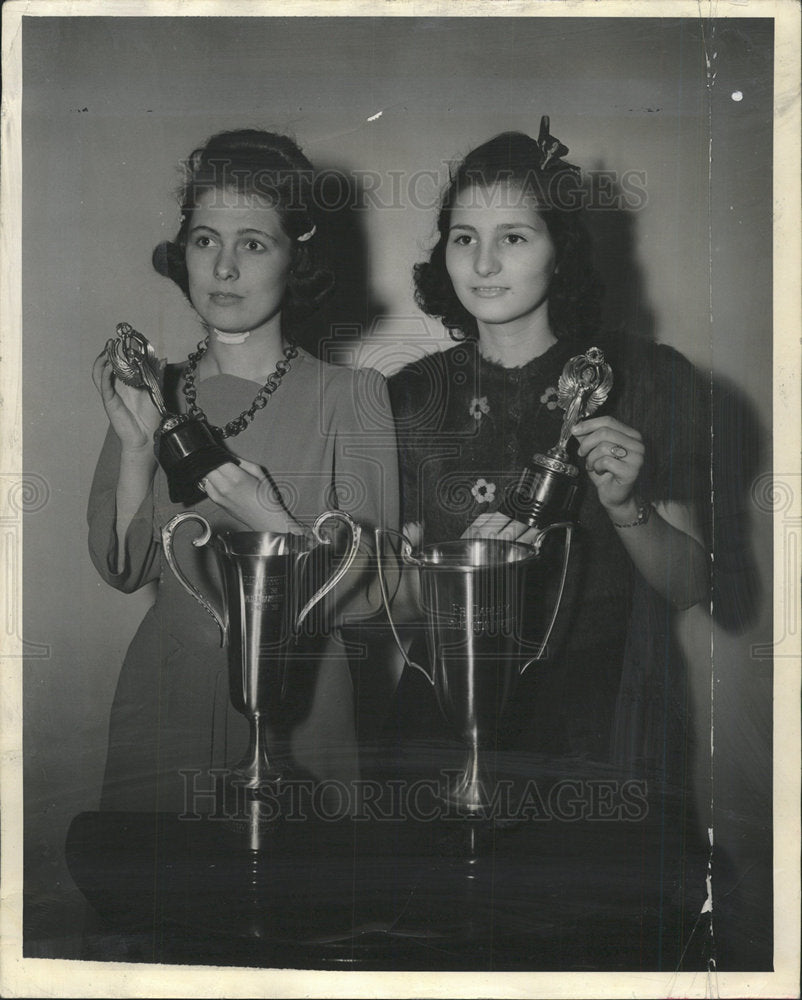 1940 Press Photo Flora Garrett &amp; Virginia Piccoli Win - Historic Images