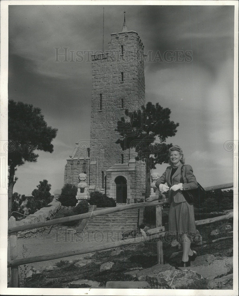 1945 Press Photo Miss Helen Jepson Pays a Visit - Historic Images