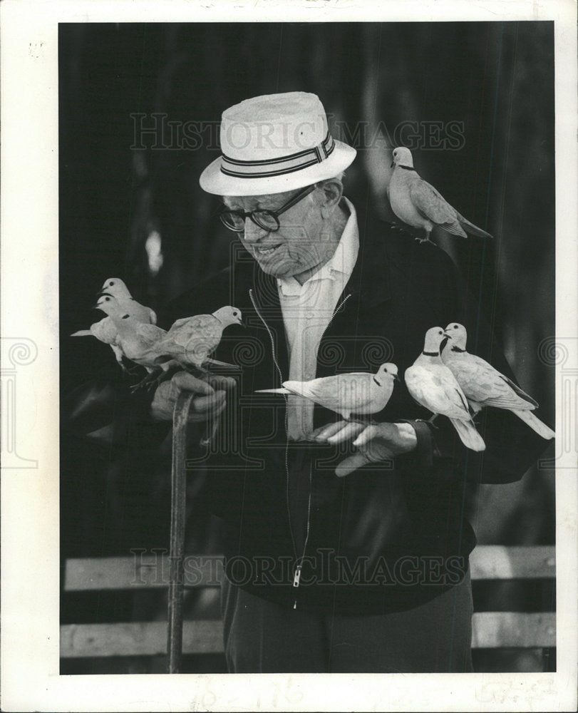1977 Press Photo Edward Casey and Ringnecked Turtledove - Historic Images