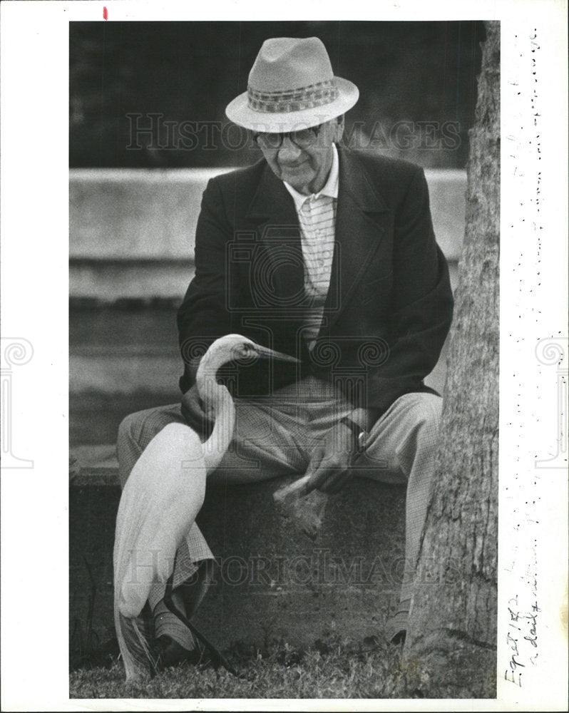 1986 Press Photo Egret Lake Seminole Park Meal Henry  - Historic Images