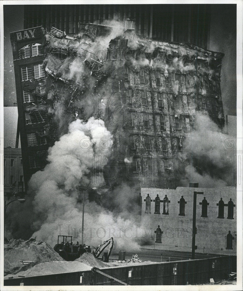 1980 Press Photo Hotel Being Taken Down - Historic Images