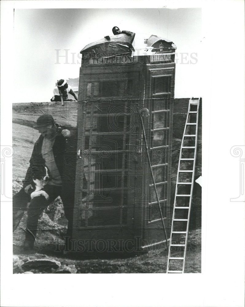 1989 Press Photo Wing's Sign Service Workers - Historic Images