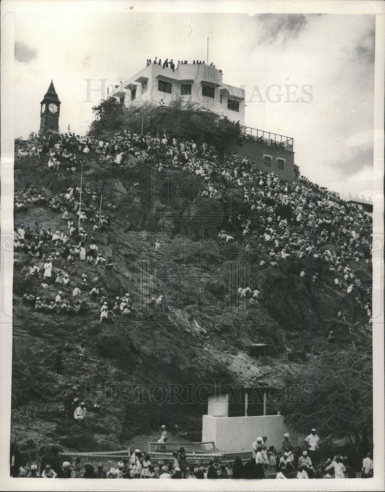 1957 Press Photo natives Aden colony natural seats - RRY41137 - Historic Images