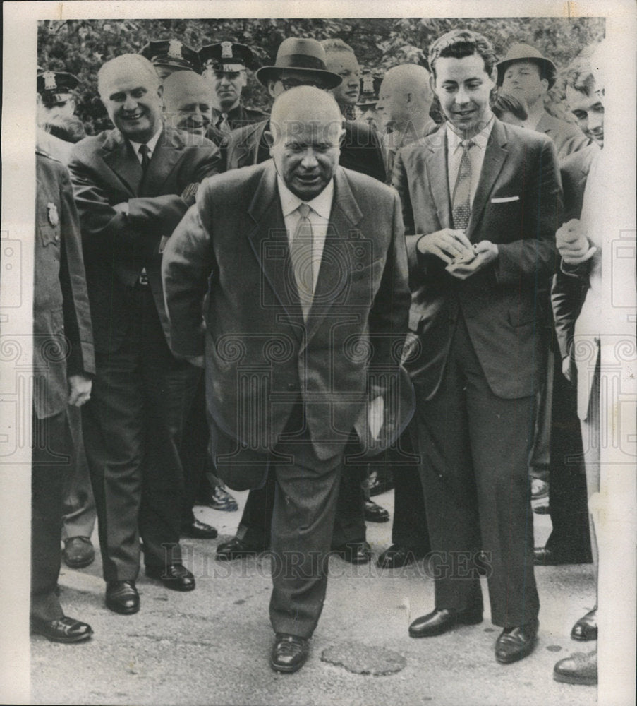 1960 Press Photo Soviet Premier Khrushchev foot balance - Historic Images
