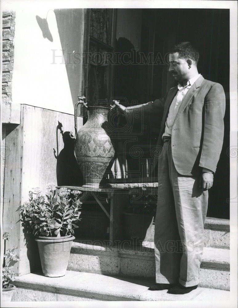 1965 Press Photo Subhana Kachroo vase store Kashmir - Historic Images