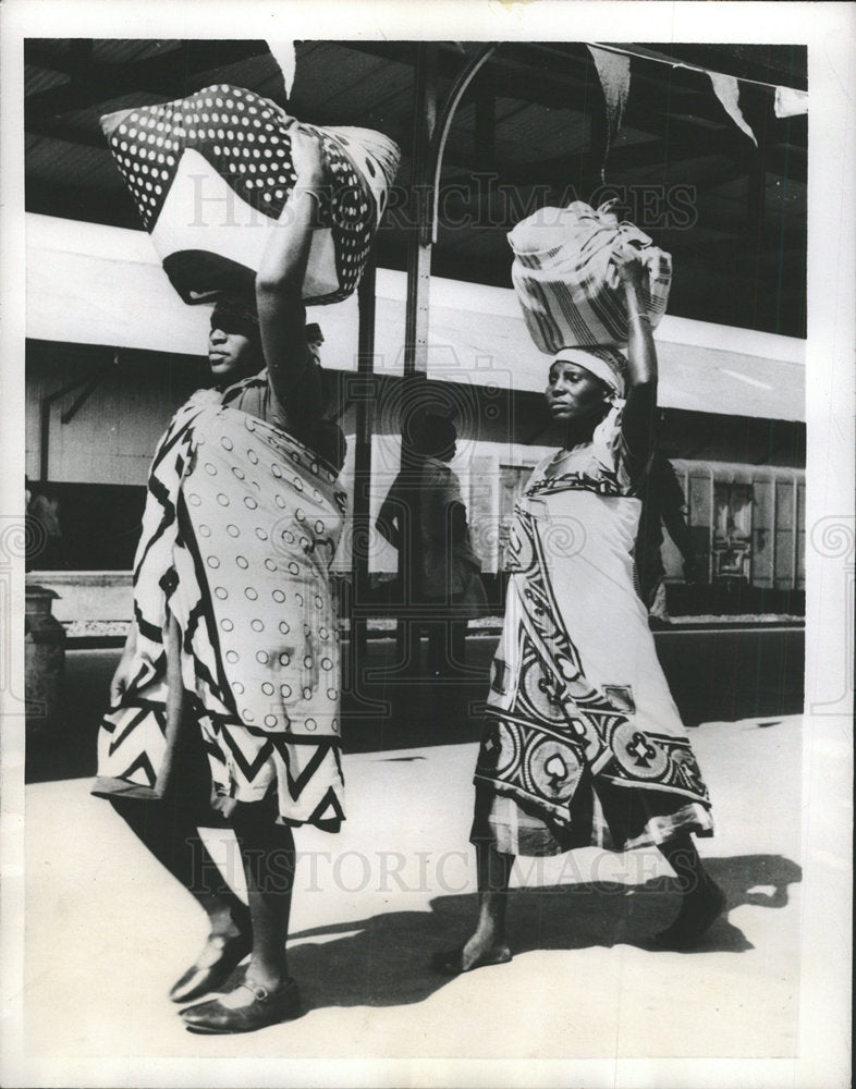 1956 African Carrying Buly Loads Mombasa - Historic Images
