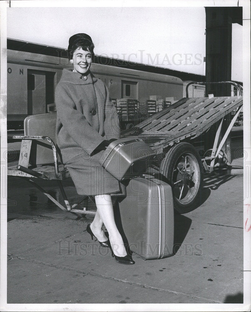 1959 Press Photo Nita Horner Fiberglass Luggage - Historic Images