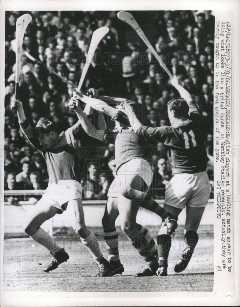 1966 Press Photo English Players Hurling Match Wembly - Historic Images