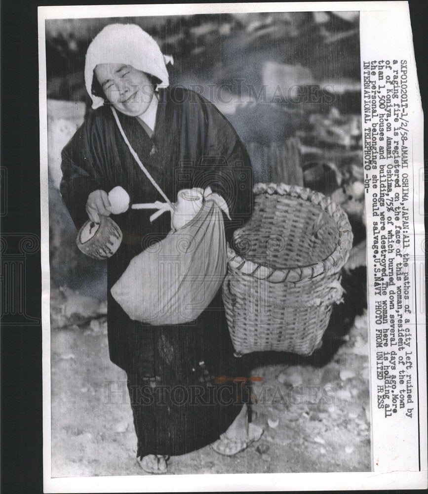 1959 Press Photo Woman Koniya, Japan Fleeing Fire - Historic Images