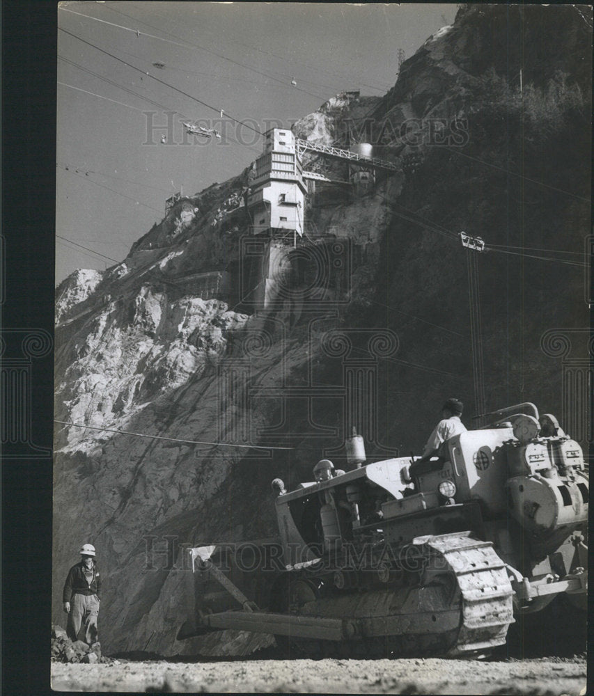 1985 Press Photo DAM CONSTRUCTION JAPAN  LABORS - Historic Images