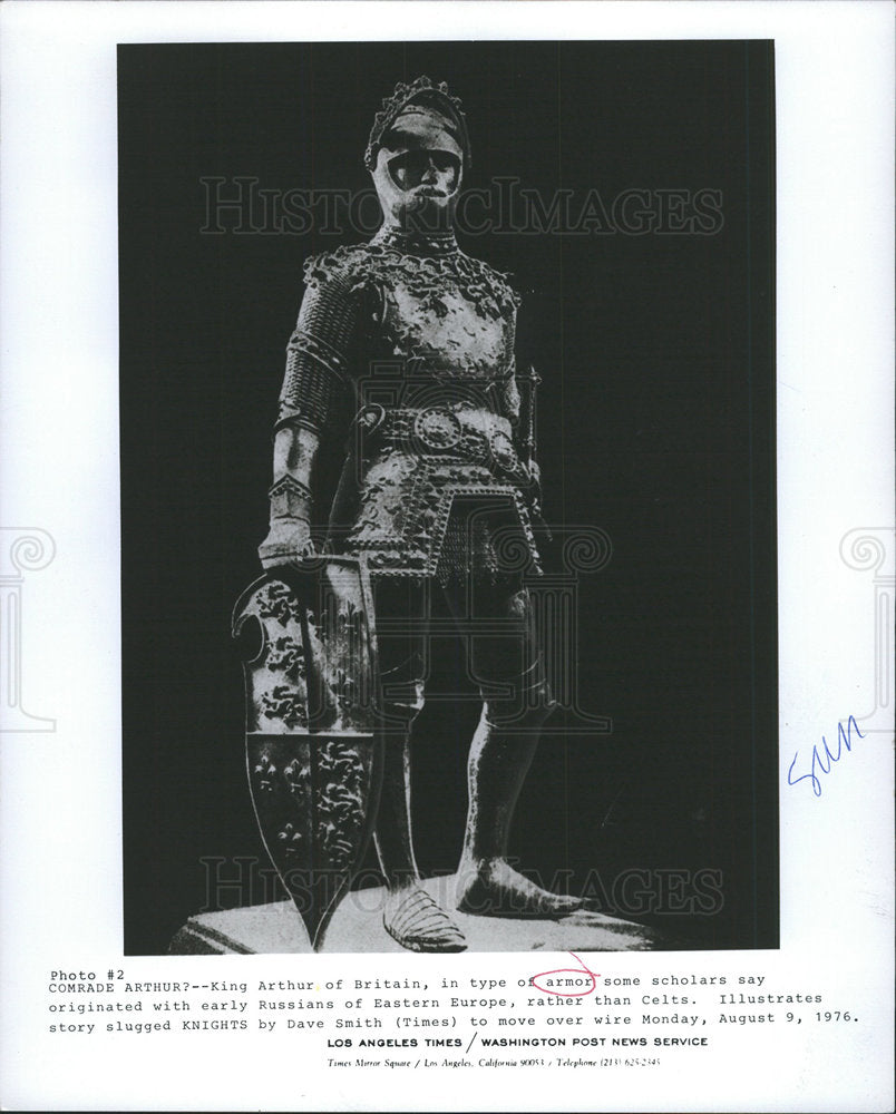1976 Press Photo Britain King Arthur Armor Statue - Historic Images