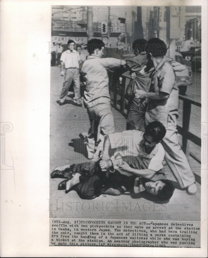 1962 Press Photo Japan Pickpockets Caught Action Arrest - Historic Images