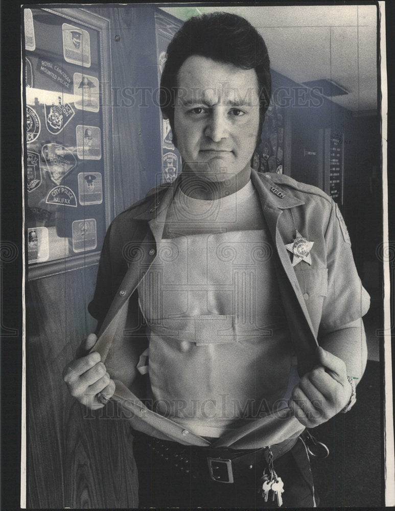 1975 Press Photo Harvey Police Sargeant Mike Cravens  - Historic Images