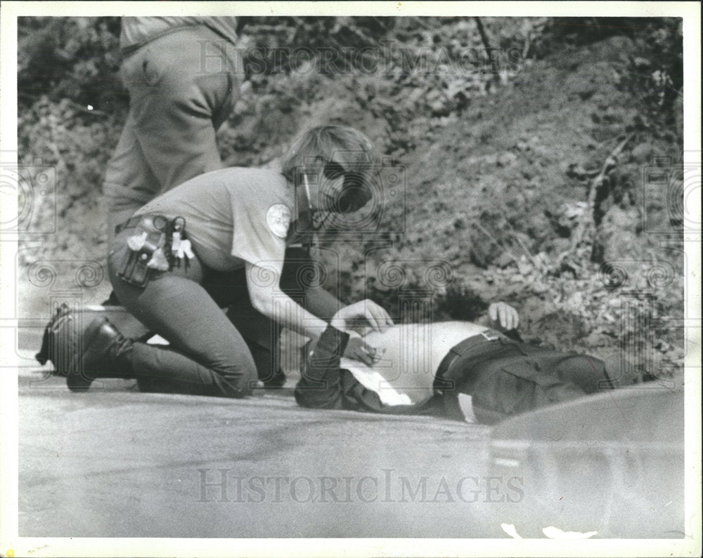 1990 Press Photo Police Checking Hit Run Victim - Historic Images