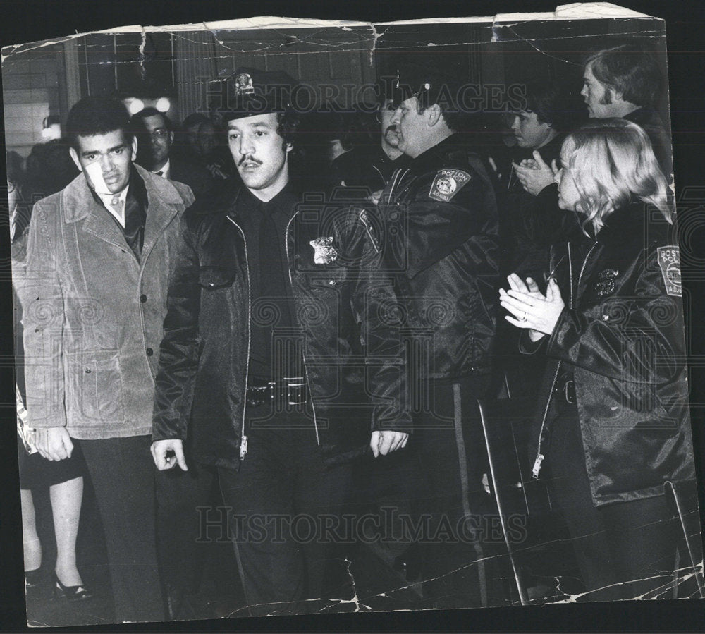 1975 Press Photo Injured Officer Jose Maciera Faneuil - Historic Images