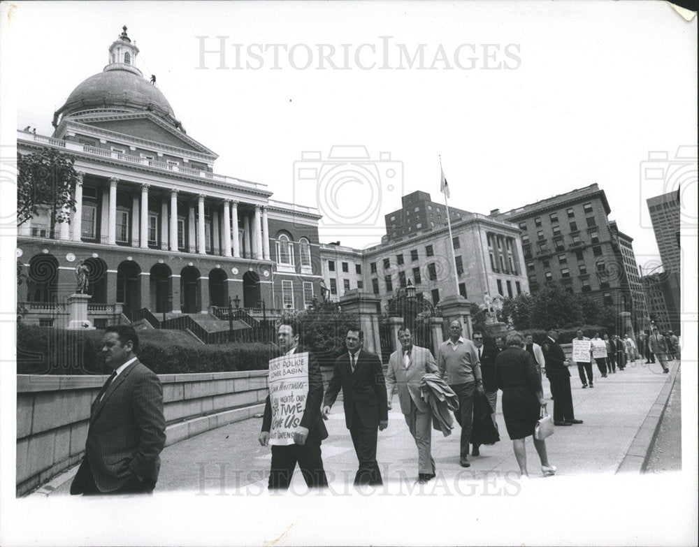 1969 Press Photo MDC Police Picket State House - Historic Images