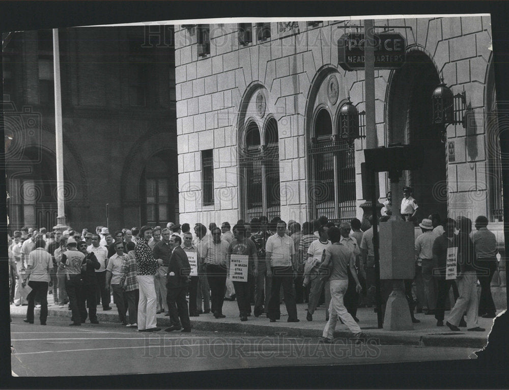 1975 Press Photo Boston Police Protest Political Deal - Historic Images