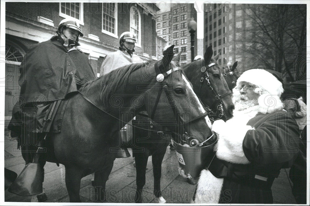 1996 Press Photo Santa Boston Sgt. John Feeney Horses - Historic Images