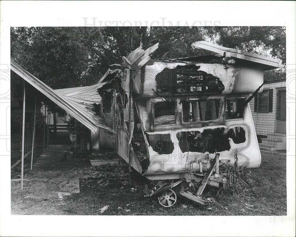 1986 Press Photo Mobile Home Destroyed By Fire Bomb - Historic Images