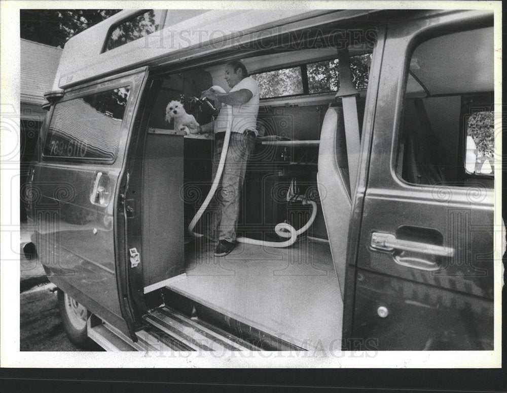 1989 Press Photo Mobile Dog Groomer Strabil Working - Historic Images