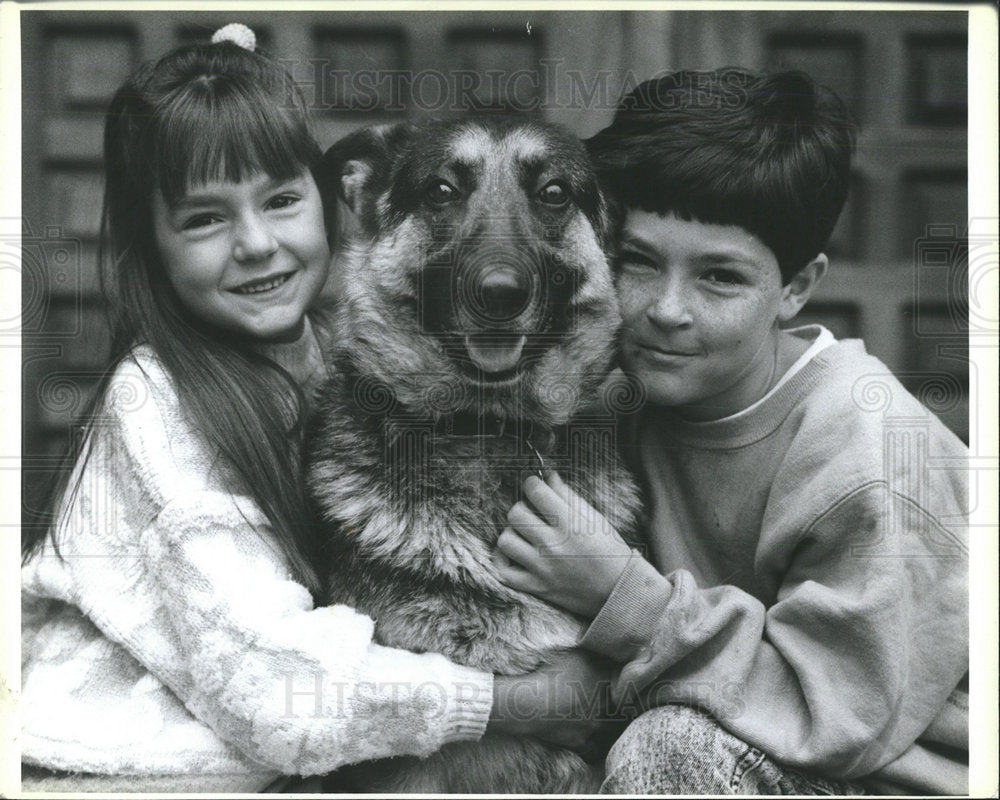 1991 Press Photo Children&#39;s Stolen Dog Returns Home - Historic Images