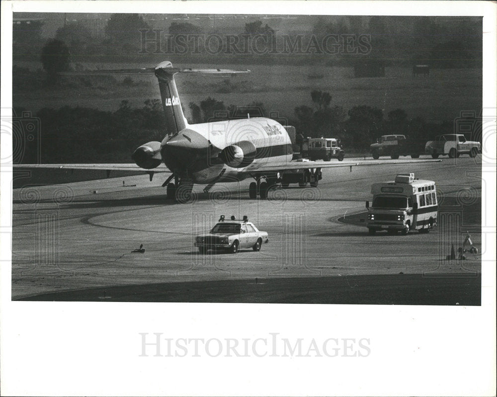 1981 Press Photo Bomb Threatened Plane Passengers Leave - Historic Images