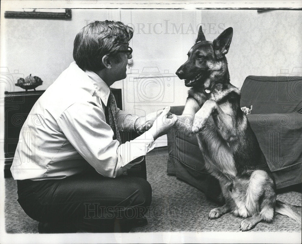 1972 Press Photo Leo DeBrosiers &amp; his Dog - Historic Images