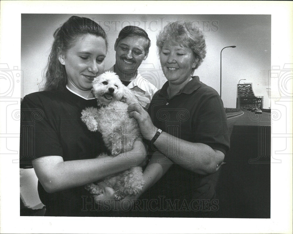 1994 Press Photo lost poodle Bridge reunited owners - Historic Images